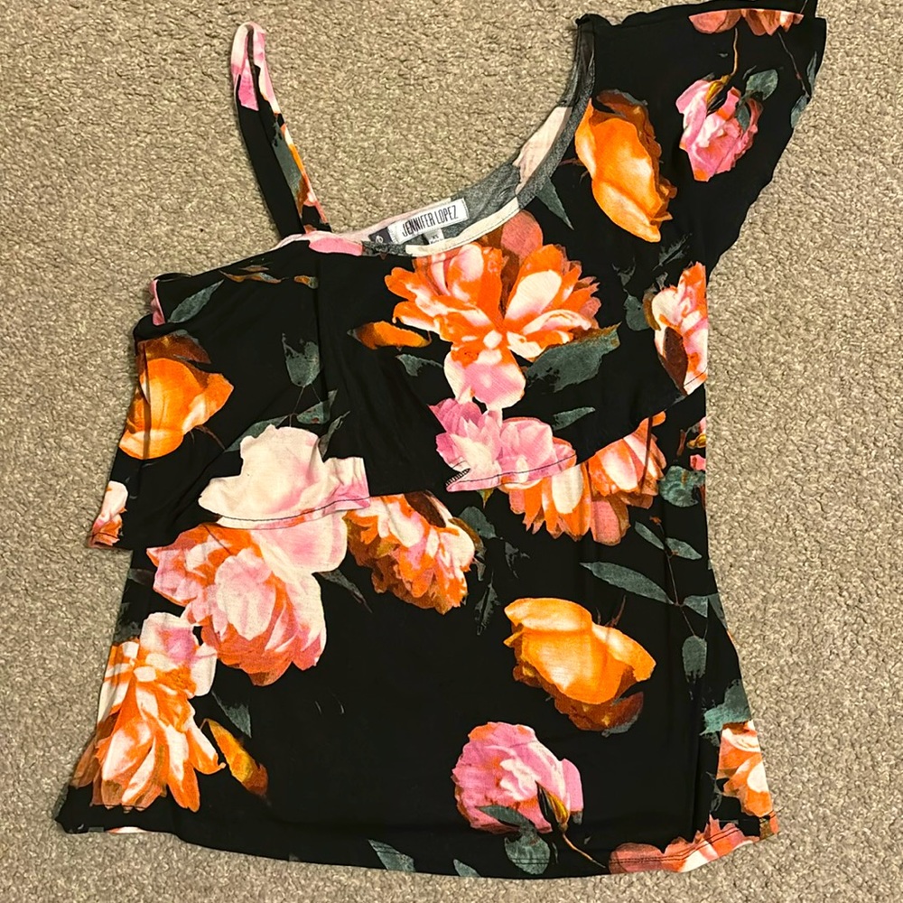 Jennifer Lopez asymmetric top floral pattern